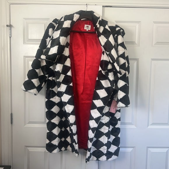 This is an authentic UGG coat. This is brand new and never worn large coat. - Picture 6 of 6